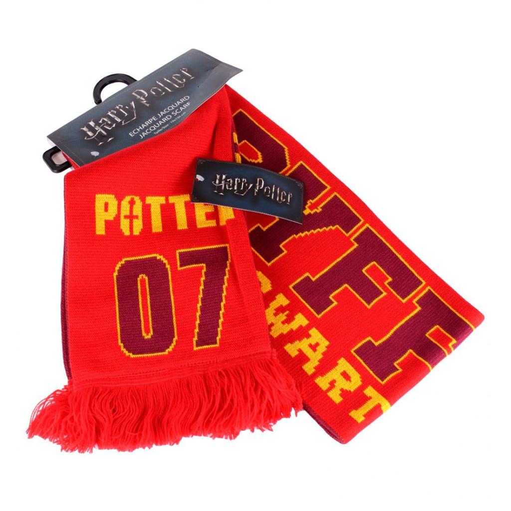 Vivez la passion du Quidditch et l'esprit de Gryffondor avec cette écharpe distinctive représentant le numéro 7, symbole du célèbre attrapeur de l'équipe de Quidditch de Gryffondor dans 