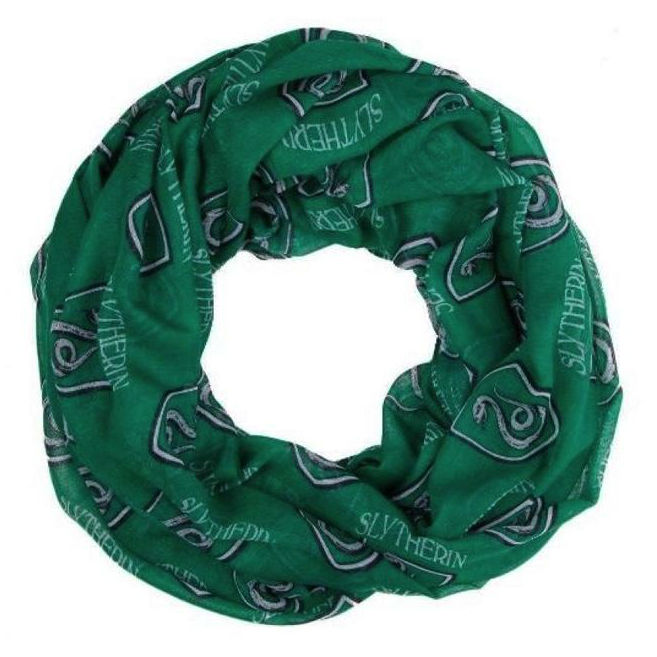 Montrez votre fierté pour la maison de Serpentard avec ce foulard élégant et sophistiqué, directement inspiré de la série "Harry Potter".
