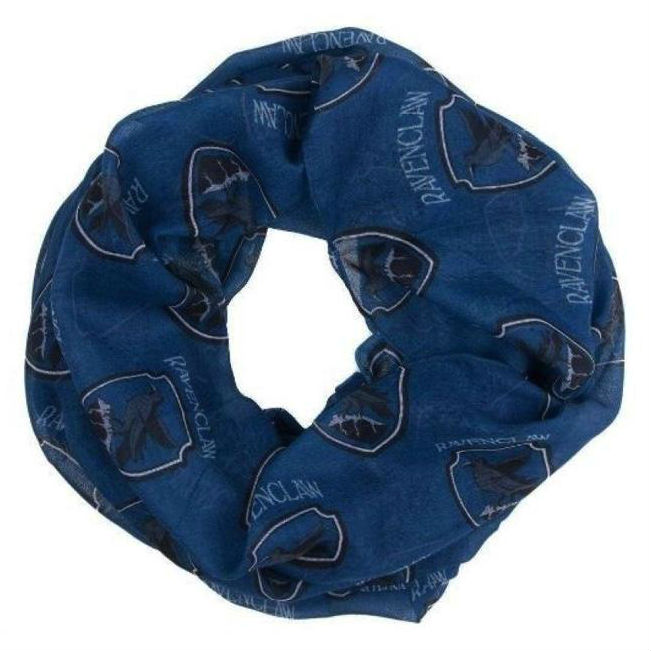 Exprimez votre allégeance à la maison de Serdaigle avec ce magnifique foulard bleu, inspiré de l'univers de "Harry Potter".