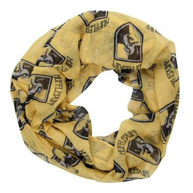 Célébrez l'esprit de Poufsouffle avec ce foulard jaune éclatant, orné de l'écusson de cette maison loyale et travailleuse de Poudlard, issue de l'univers de "Harry Potter".