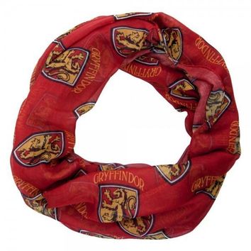 Montrez votre fierté pour la maison de Gryffondor avec ce foulard élégant et audacieux, inspiré de la série "Harry Potter".