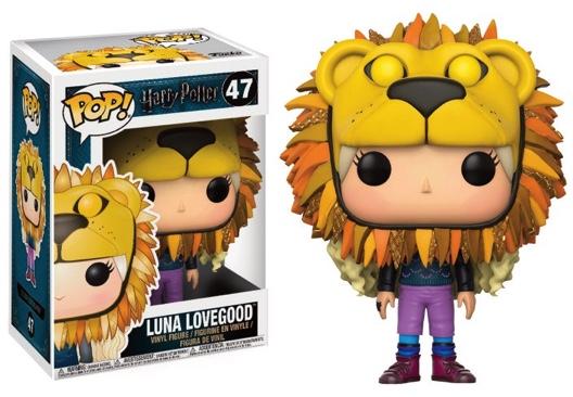 Cette figurine dépeint Luna portant sa célèbre tête de lion, un accessoire qu'elle a créé pour soutenir l'équipe de Quidditch de Gryffondor.