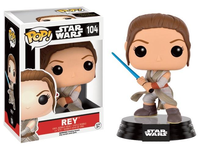 Découvrez la force et la détermination de Rey avec cette figurine Funko Pop de "Star Wars", représentant la jeune héroïne en pose de combat.